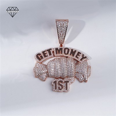 四つ葉のクローバーのダイヤモンドイヤリングはカジュアルな服装に合わせても大丈夫ですか?